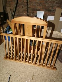 Dřevěná postýlka s žirafou - 2