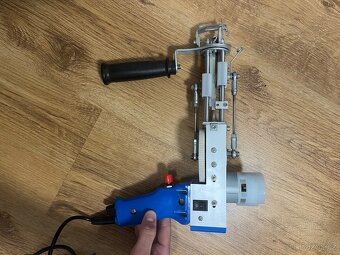 tufting gun + projektor + vsechny veci do startu - 2