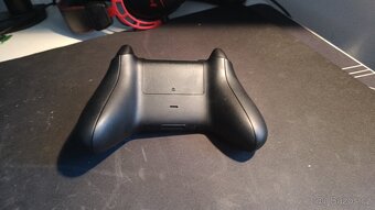 XBox Wireless Controller v černé barvě - 2