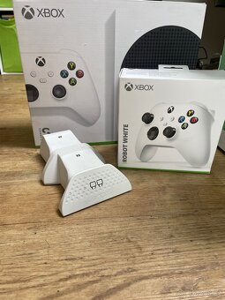 Xbox Series S, 2 ovladace+ nabijecka na ovladace - 2