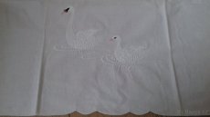 VYŠÍVANÝ UBRUS - LABUTĚ - 2