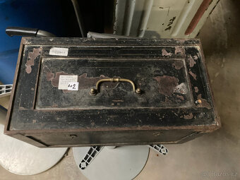 Truhla kovová starožitná, trezor, pokladna 10.000 kč - 2