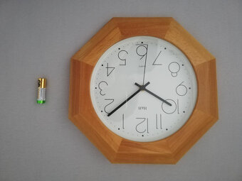 Prodám hodiny, držák na kuchyňské utěrky. - 2