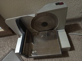 Elektrický kráječ na chleba - 2