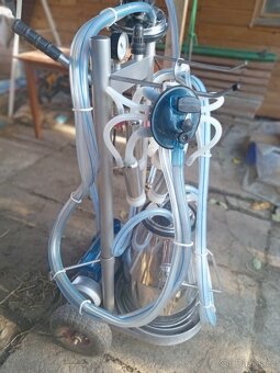 Dojička pro kozy a skot. - 2