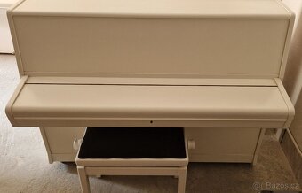 Bílé piano Rösler - Petrof se židlí - 2