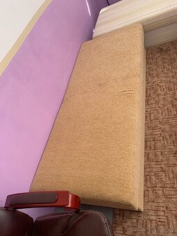 Komody, stůl, postel, lednice, linka, kamna, gauč - 2