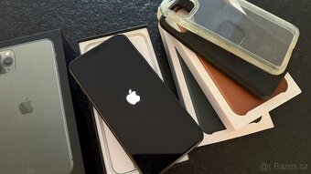 iPhone 11 Pro Max 256 GB + originální příslušenství - 2