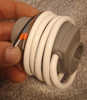 Prodám 19 nových termoelektrických hlavic Giacomini R473M - 2