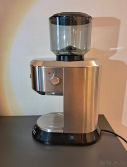 Mlýnek na kávu Delonghi KG520M - 2