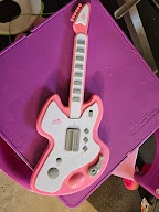 Dětská kytara na baterky v růžovo bílé barvě. - 2