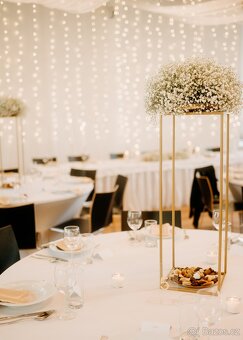 Zlaté stojany na květiny - svatební dekorace - 2