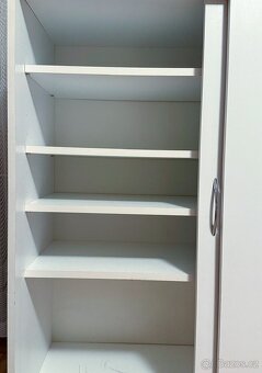 Prodám menší skříň - 2