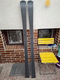 Lyže ATOMIC pro rekreační i pokročilejší lyžaře. - 2