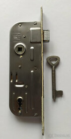 Zadlabací zámek rozteč 90, hloubka 60, obyčejný klíč - 2