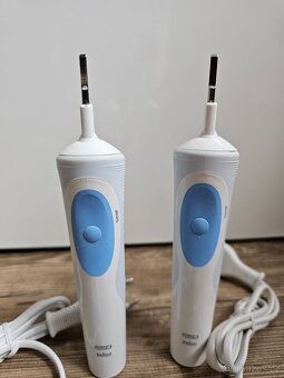 PRODÁM SADU 2X ELEKTRICKÝ ZUBNÍ KARTÁČEK Oral-B Vitality (37 - 2