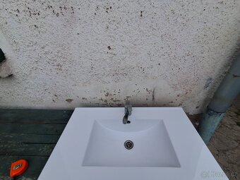 Umyvadlo s pakovou bateri a hadicemi - 2