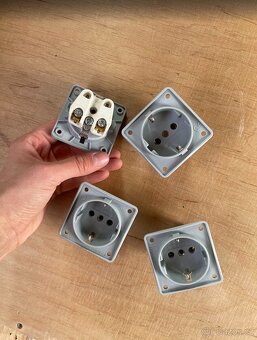 4× panelová zásuvka 230 V (Schuko) – nové - 2