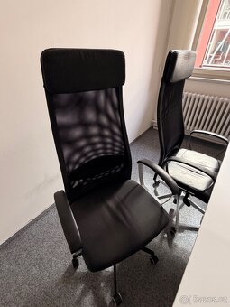 Kancelářské židle a stůl - 2