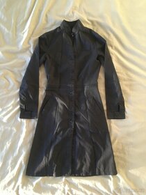 Černé šaty na knoflíky (dlouhý rukáv a stojáček) - 2