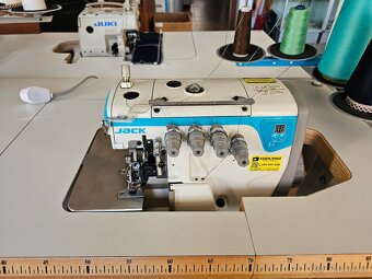 Overlock JACK E4 – 4nitný šicí stroj. - 2