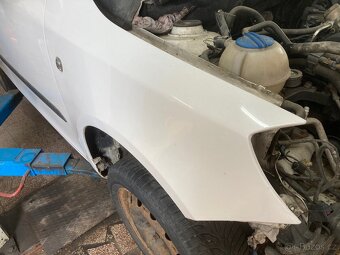 Fabia 2 pravý přední blatník BÍLÁ 1026 - 2