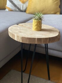 Designovy dubový stolek na kovových nozkach - 2