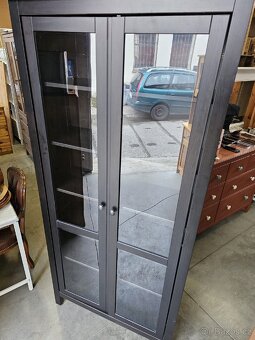 VITRÍNA IKEA HEMNES S OSVĚTLENÍM - 2