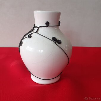 stará porcelánová váza zdobená drátováním - 2
