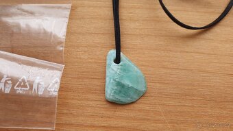Aragonit přívěšek na kožené šnůrce nový - 2