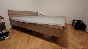 Postel s kovovým roštem s dřevěnými lamelami - 2