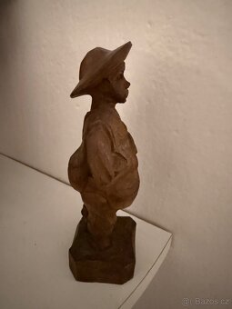 Dřevěná soška-řezaná - 2