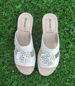 Béžové pantofle - 2