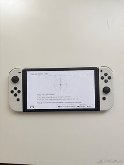 Nintendo Switch OLED v bile barvě - 2