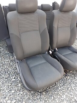 Toyota Avensis sedačky - 2