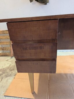 Starší dřevěný psací stůl - 2