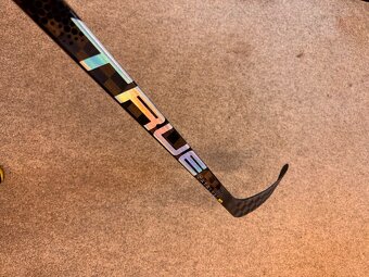 HOKEJKA TRUE CATALYST 9X3 SR - 2