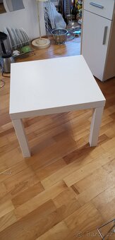 Moderní bílý odkládací stolek – elegantní a praktický - 2