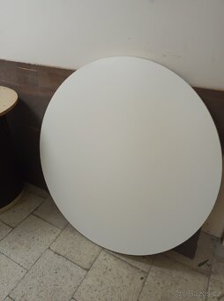 Kulatý bílý jídelní stůl - 2