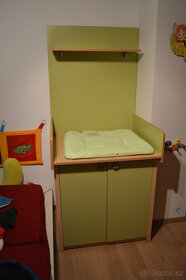 Prebalovaci pult s úložným prostorem - 2