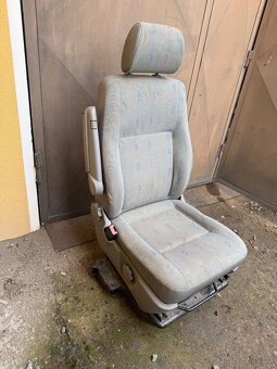 VW T5 - řidičova sedačka s podstavcem - 2