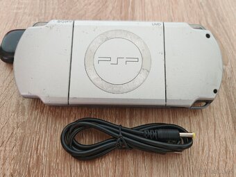 PlayStation psp 2004 stříbrná - 2