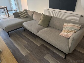 ÄPPLARYD 4místná pohovka s lenoškou, světle šedá - 2