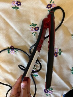 Žehlička na vlasy. - 2