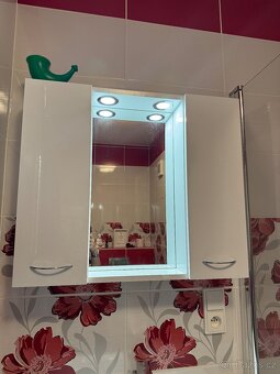 Koupelnová skříňka s osvětlením - 2