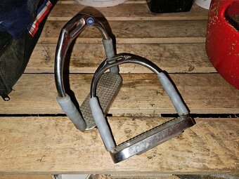 Kloubové třmeny Intec - 2