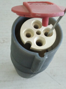 zásuvka na kabel TYP 703P - 2