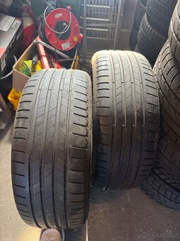 225/40R19 - 2