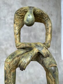 Bronzová socha sedícího truchlícího obra, 15cm - 2