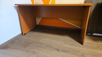 Pracovní stůl a zásuvky na kolečkách - 2